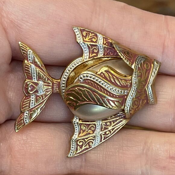Vintage Spain Faux Pearl Cabochon Belly Damascene Fish Heart Tail Pin Brooch - Picture 3 of 5
